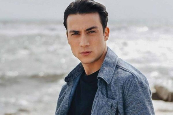 Matteo Paolillo compie 31 anni: dagli esordi a Salerno al successo con Edoardo di Mare Fuori, passando per musica, curiosità e nuovi progetti.