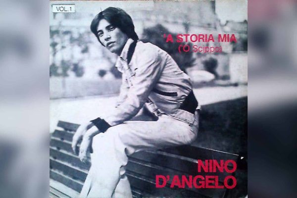 ‘A storia mia di Nino D’Angelo compie 50 anni: storia, canzoni, curiosità e il significato di un album ancora oggi simbolo di Napoli.