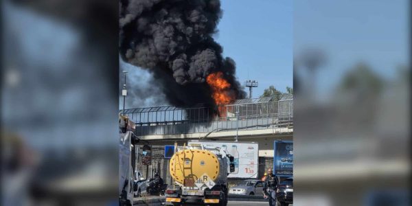 Paura a Napoli Est per una segnalazione di esplosione in via Argine e un camion in fiamme. Fumo acre nella zona, cause da chiarire.