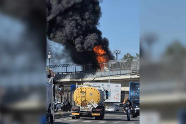 Paura a Napoli Est per una segnalazione di esplosione in via Argine e un camion in fiamme. Fumo acre nella zona, cause da chiarire.