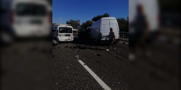 Tamponamento a catena sulla A2 vicino Campagna, in direzione sud. Coinvolti tre auto e un furgone: sette feriti trasportati in ospedale.