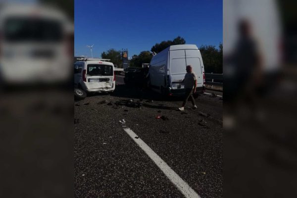 Tamponamento a catena sulla A2 vicino Campagna, in direzione sud. Coinvolti tre auto e un furgone: sette feriti trasportati in ospedale.