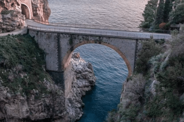 Furore, turista statunitense si lancia dal ponte del fiordo: è grave. Trasportato al Ruggi di Salerno, indagano i carabinieri.