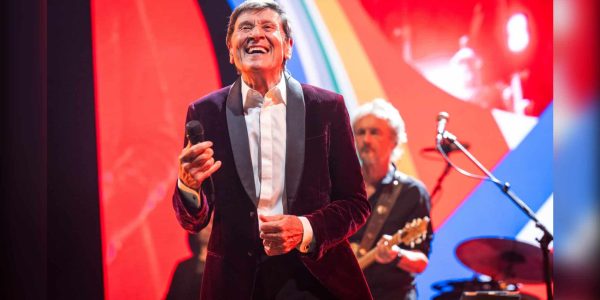 Gianni Morandi torna a Napoli: stasera alle 21 concerto all’Arena Flegrea con “C’era un ragazzo Estate 2026”. Il legame con la città.