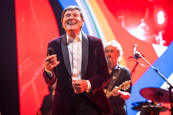 Gianni Morandi torna a Napoli: stasera alle 21 concerto all’Arena Flegrea con “C’era un ragazzo Estate 2026”. Il legame con la città.