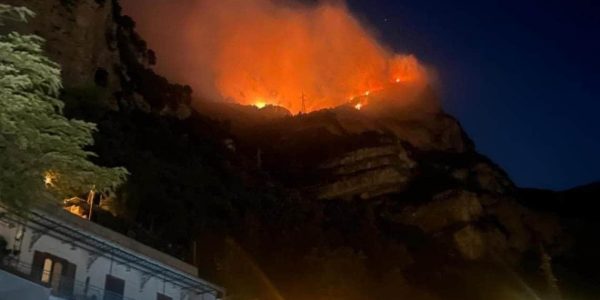 Incendio tra Positano e Vico Equense: fiamme sulle colline di Santa Maria del Castello. Vigili del Fuoco al lavoro per tutta la notte.