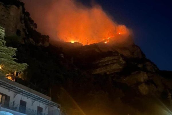 Incendio tra Positano e Vico Equense: fiamme sulle colline di Santa Maria del Castello. Vigili del Fuoco al lavoro per tutta la notte.