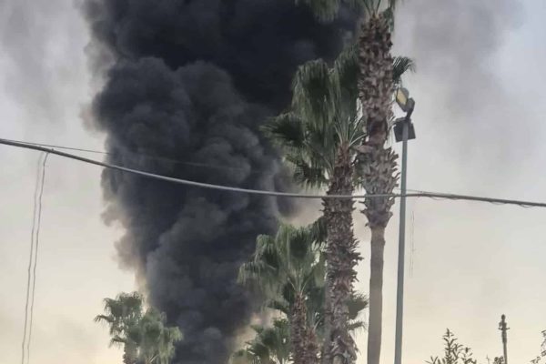 Incendio a Ottaviano in via Funari: vivaio in fiamme e alta colonna di fumo nero. Scuole chiuse e stop alle attivit&agrave; all'aperto.