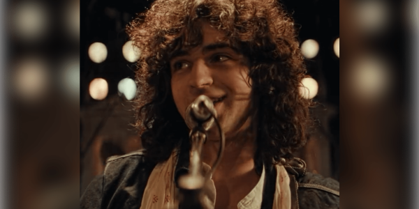 È uscito il trailer di “Je so' pazzo”, il film su Pino Daniele con Massimiliano Caiazzo. Il biopic arriva al cinema il 15 ottobre 2026.