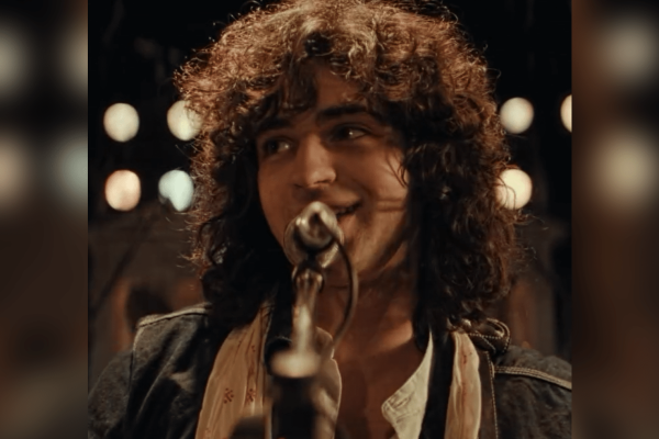 È uscito il trailer di “Je so' pazzo”, il film su Pino Daniele con Massimiliano Caiazzo. Il biopic arriva al cinema il 15 ottobre 2026.