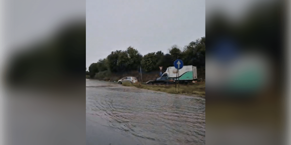 Maltempo a Giugliano, ancora disagi nella fascia costiera: strade chiuse e traffico in tilt tra Varcaturo, Licola e Lago Patria.