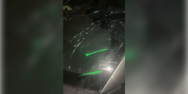 Paura sull&rsquo;Asse Mediano, all&rsquo;uscita Giugliano-Aversa un oggetto colpisce il parabrezza di un&rsquo;auto in corsa. Danni alla vettura.