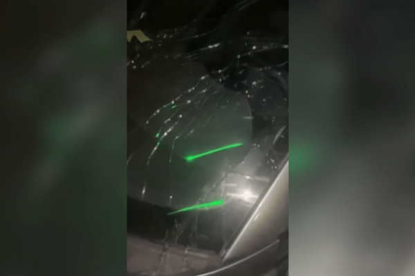 Paura sull’Asse Mediano, all’uscita Giugliano-Aversa un oggetto colpisce il parabrezza di un’auto in corsa. Danni alla vettura.