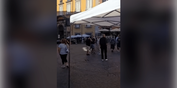 È in corso a Napoli il presidio contro il caro vita in piazza del Gesù: nel mirino rincari, affitti, bollette e salari.