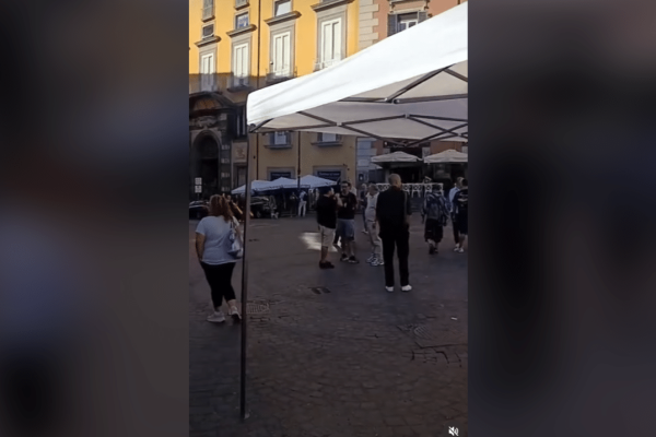 È in corso a Napoli il presidio contro il caro vita in piazza del Gesù: nel mirino rincari, affitti, bollette e salari.
