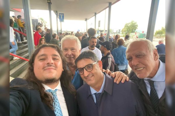 Oltre 700 persone dai Campi Flegrei a Roma per chiedere interventi concreti. Sindaci, sfollati e comitati in corteo: "Vogliamo vivere qui".