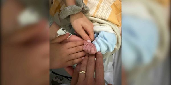Fiocco azzurro per Rocco Hunt: è nato Raffaele, il figlio del rapper napoletano. L'annuncio sui social: “Benvenuto al mondo Raffaele”.