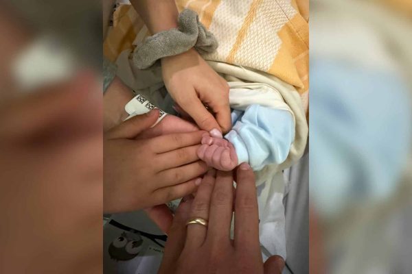 Fiocco azzurro per Rocco Hunt: è nato Raffaele, il figlio del rapper napoletano. L'annuncio sui social: “Benvenuto al mondo Raffaele”.