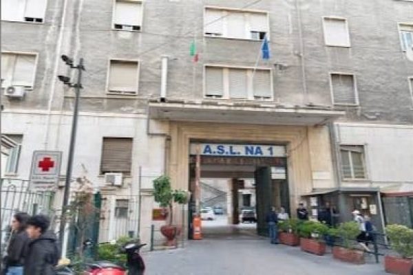 Aggressione all'ospedale Pellegrini di Napoli: una 22enne è stata denunciata. Avrebbe colpito al volto un infermiere, guaribile in 10 giorni.