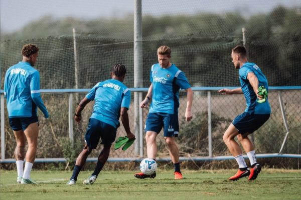Il Napoli prosegue gli allenamenti al Training Center verso la sfida contro il Frosinone. Tutti i calciatori sono rientrati dalle Nazionali.
