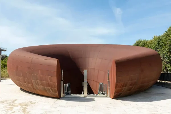 La stazione Monte Sant’Angelo della Linea 7 di Napoli entra nella selezione delle sette stazioni più belle del mondo del Prix Versailles 2026.
