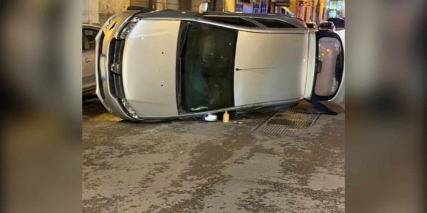 Auto ribaltata nella notte a San Giovanni a Teduccio: i carabinieri trovano un ordigno nell’abitacolo. Tracce di sangue e indagini in corso.