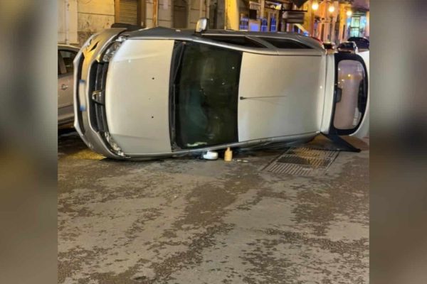 Auto ribaltata nella notte a San Giovanni a Teduccio: i carabinieri trovano un ordigno nell’abitacolo. Tracce di sangue e indagini in corso.