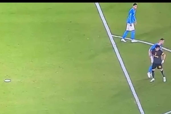 Napoli-Roma 3-3, Gianpaolo Calvarese analizza i contatti su Beukema e Di Lorenzo: «Scelte in linea con le nuove direzioni arbitrali».