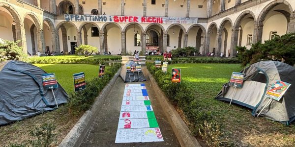 Caro affitti a Napoli, ieri la protesta degli studenti alla Federico II: tende e fumogeni contro costi, pochi studentati e servizi scarsi.