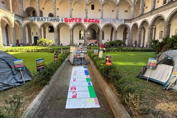 Caro affitti a Napoli, ieri la protesta degli studenti alla Federico II: tende e fumogeni contro costi, pochi studentati e servizi scarsi.
