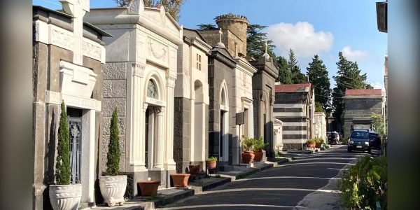 Grave incidente sul lavoro al cimitero di Poggiomarino: 58enne cade da una scala durante una tumulazione. È in coma e in pericolo di vita.