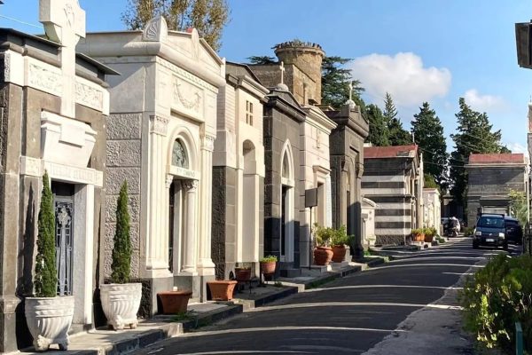Cimiteri a Napoli fermi per la protesta dei seppellitori: stop a inumazioni ed esumazioni. La mobilitazione è legata agli stipendi.