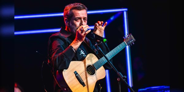 Daniele Silvestri è a Pompei per il concerto di oggi: la carriera, le canzoni più famose, da Salirò a La paranza, e le curiosità.