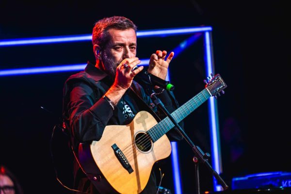 Daniele Silvestri è a Pompei per il concerto di oggi: la carriera, le canzoni più famose, da Salirò a La paranza, e le curiosità.