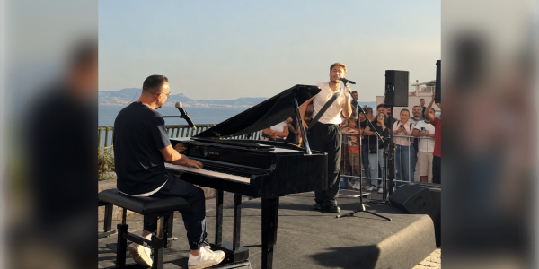 Gigi D’Alessio e Alfa incantano Napoli con un live a Posillipo sulle note di “Genova e Napoli”, il duetto nato per unire due città di mare.