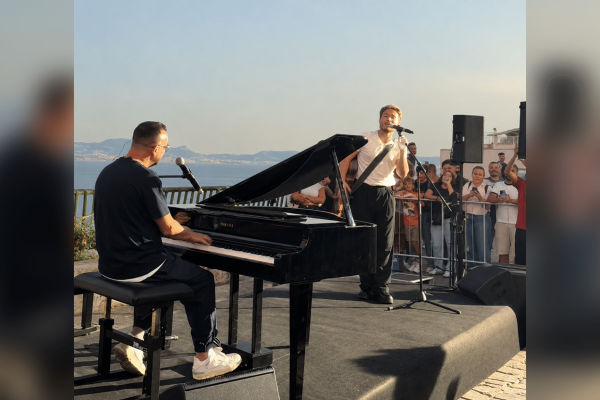 Gigi D’Alessio e Alfa incantano Napoli con un live a Posillipo sulle note di “Genova e Napoli”, il duetto nato per unire due città di mare.
