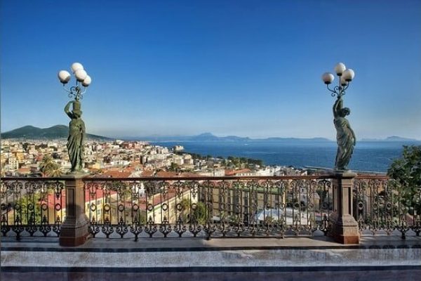 Chiavi Michelin 2026, la Campania protagonista con hotel premiati a Capri, Ischia, Sorrento, Costiera Amalfitana e Napoli.