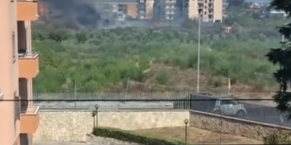 Giugliano, protesta al liceo Cartesio dopo l’incendio di Casacelle. Gli studenti denunciano forte odore e chiedono verifiche su aria.