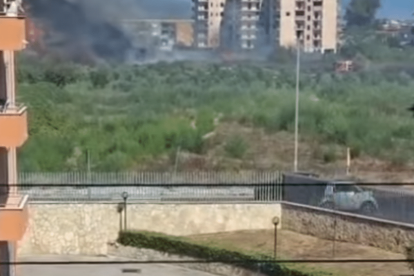 Incendio a Giugliano, rogo segnalato in via Selva Piccola nella zona di Casacelle. Colonna di fumo visibile a distanza.