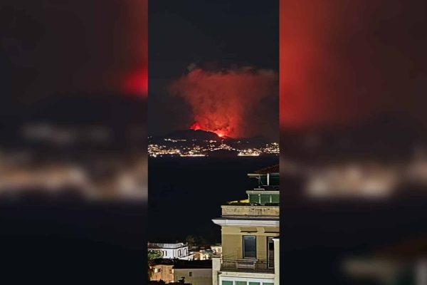 Nuovo incendio tra Positano e Vico Equense: fiamme a Tordigliano, alimentate dal vento e visibili fino a Napoli.