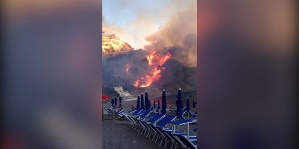 Incendio ai Maronti, a Barano d’Ischia: un razzo lanciato da una barca durante San Michele avrebbe innescato il rogo. Un uomo denunciato.