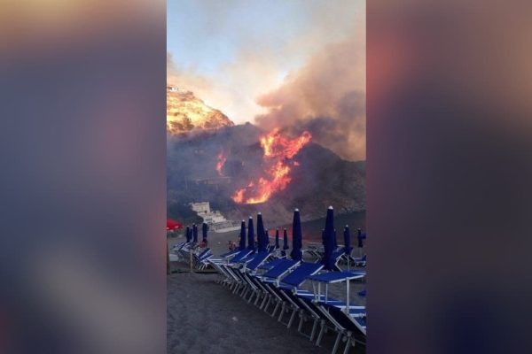Incendio ai Maronti, a Barano d’Ischia: un razzo lanciato da una barca durante San Michele avrebbe innescato il rogo. Un uomo denunciato.