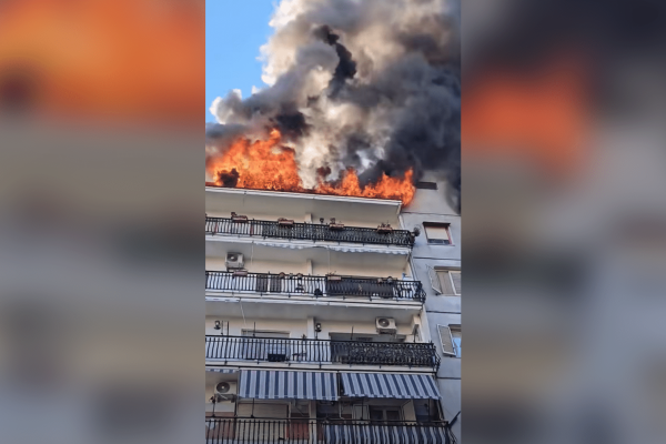 Vasto incendio in un palazzo di via Arno, a Melito, nel rione 219. Evacuata la scuola De Curtis. Sul posto Vigili del Fuoco e Carabinieri.