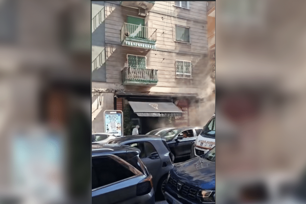 Incendio in una pizzeria al Vomero, a Napoli: fumo dalla zona del locale. Le immagini dell'intervento e gli aggiornamenti sulla vicenda.