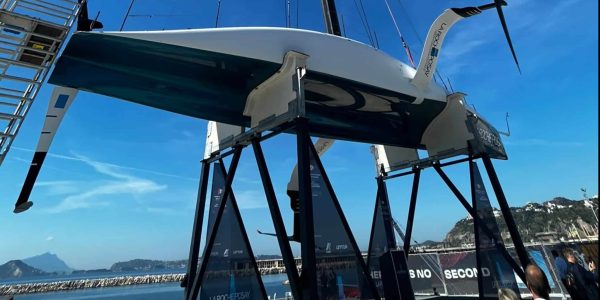 Oggi a Bagnoli il varo dell'AC75 di La Roche-Posay Racing Team. Napoli si prepara all'America's Cup 2027 con il primo team in acqua.