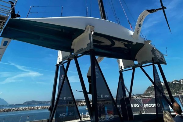 Oggi a Bagnoli il varo dell'AC75 di La Roche-Posay Racing Team. Napoli si prepara all'America's Cup 2027 con il primo team in acqua.
