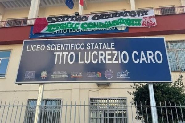 Liceo Tito Lucrezio Caro occupato a Posillipo: gli studenti protestano contro CPR di Castel Volturno e denunciano le condizioni delle scuole.