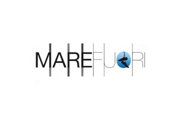Mare Fuori 7 arriva al Consorzio Cimiteriale di Arzano, Casoria e Casavatore per le riprese dell’ultima puntata. Ecco quando torna la serie.