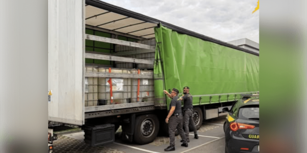 A Marigliano sequestrati 30mila litri di benzina di contrabbando: il carico era indicato come olio per dischi dei freni. Due denunce.