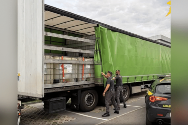A Marigliano sequestrati 30mila litri di benzina di contrabbando: il carico era indicato come olio per dischi dei freni. Due denunce.